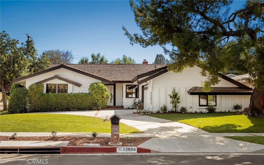 Photo of 23800 Aetna Street, Woodland Hills, CA 91367 (MLS # SR26214398)