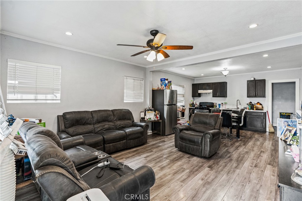 1049 W 61st Street