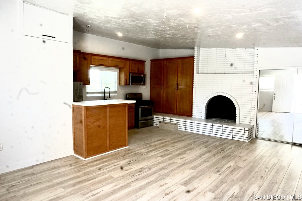 Detached Studio located in the back of the property with direct access to Mission Heights Neighborhood park. Gated parking spot in our driveway for additional fee. Partially remodeled and freshly painted. Our studio offers a neighborhood experience.
