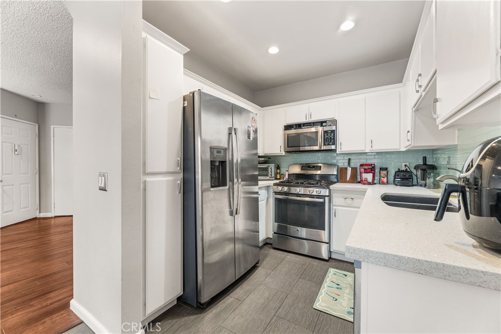 11150 Glenoaks Boulevard 37
