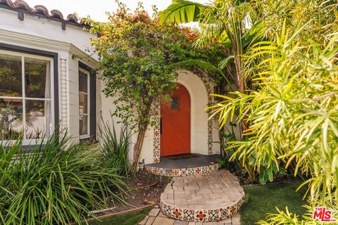 Photo of 8260 Oakwood Avenue, Los Angeles, CA 90048 (MLS # 26657413)