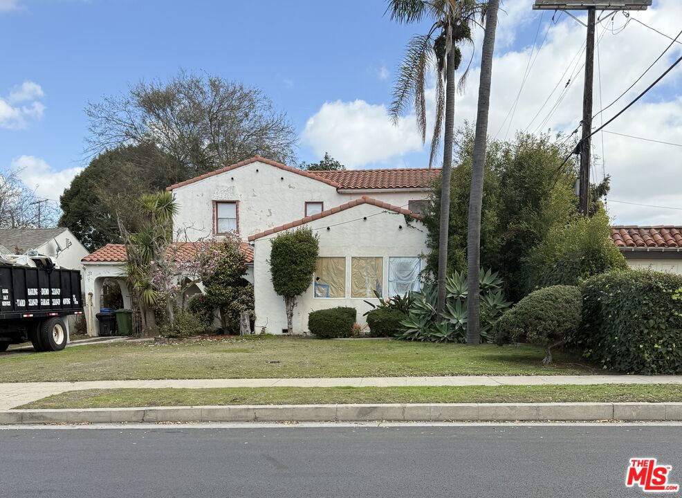 Listing agent has not viewed the interior of the property. The MLS will be updated as soon as access had been granted.