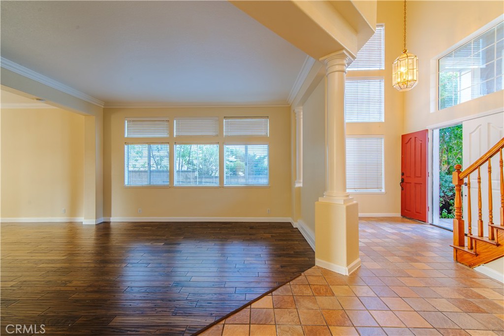 15050 Avenida De Las Flores