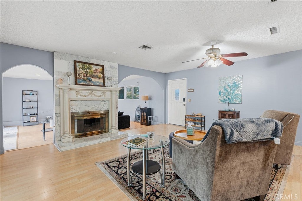 8233 Fallbrook
