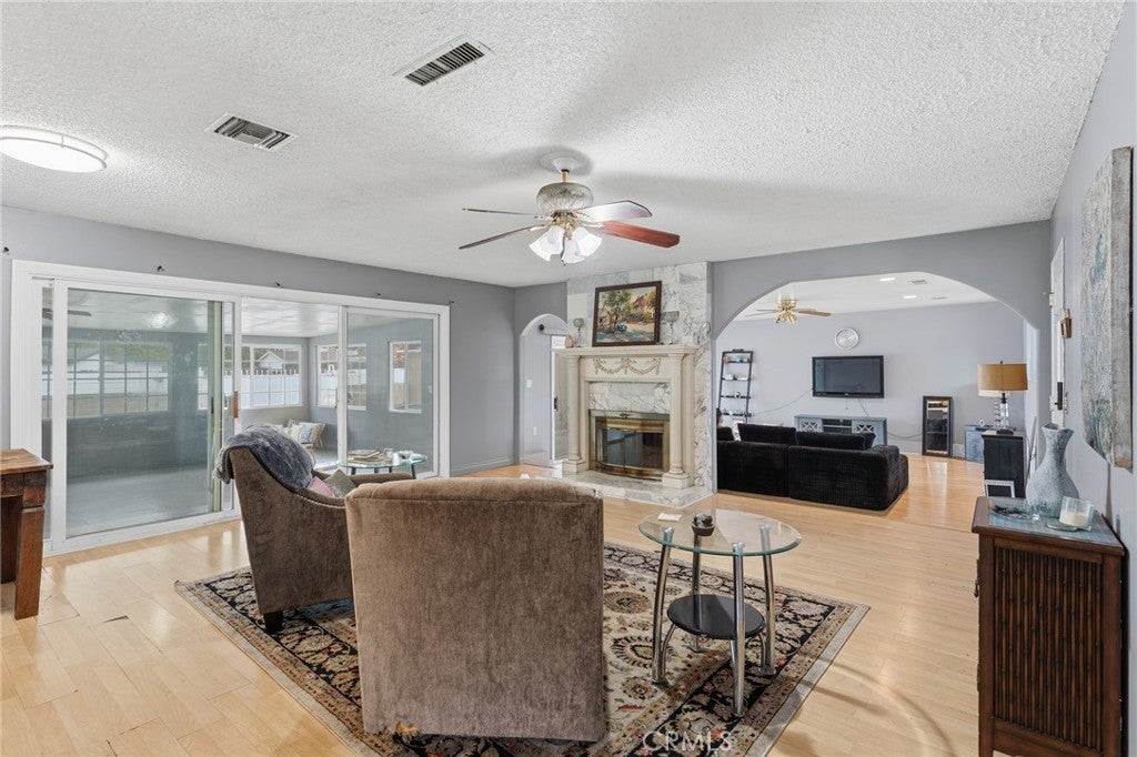8233 Fallbrook