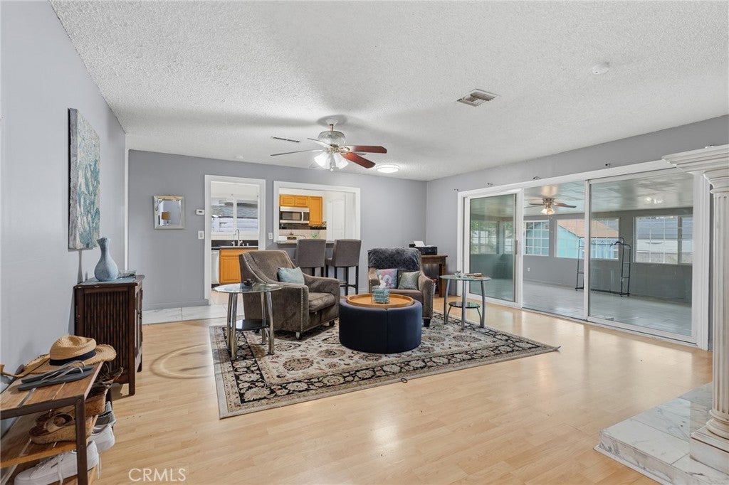 8233 Fallbrook