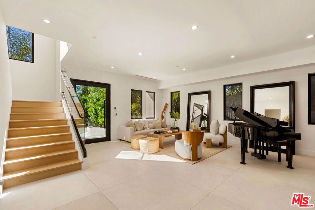 Photo of 5186 Gloria Avenue, Encino, CA 91436 (MLS # 26669021)