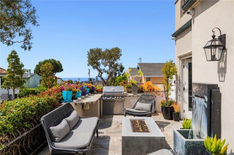 Photo of 423 Poppy Ave, Corona Del Mar, CA 92625 (MLS # NP26193230)
