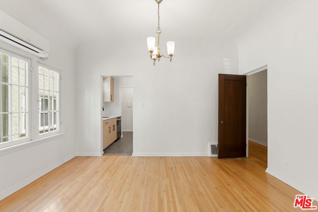 Photo of 726 S Dunsmuir Avenue, Los Angeles, CA 90036 (MLS # 25619305)