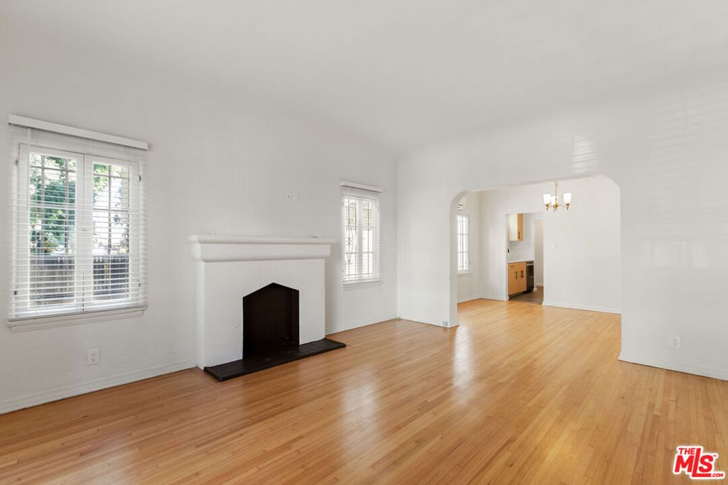 Photo of 726 S Dunsmuir Avenue, Los Angeles, CA 90036 (MLS # 25619305)