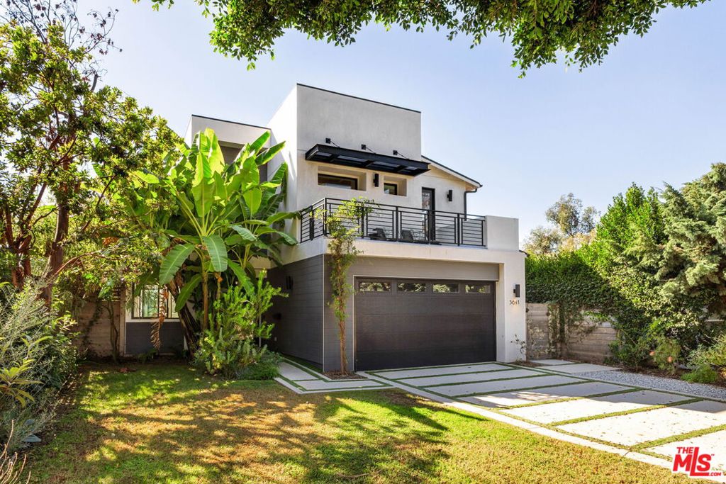 Photo of 3641 Barry Avenue, Los Angeles, CA 90066 (MLS # 26103606)