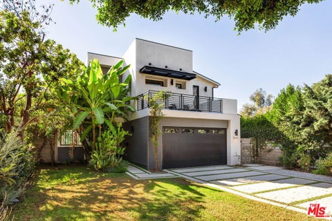 Photo of 3641 Barry Avenue, Los Angeles, CA 90066 (MLS # 26103606)