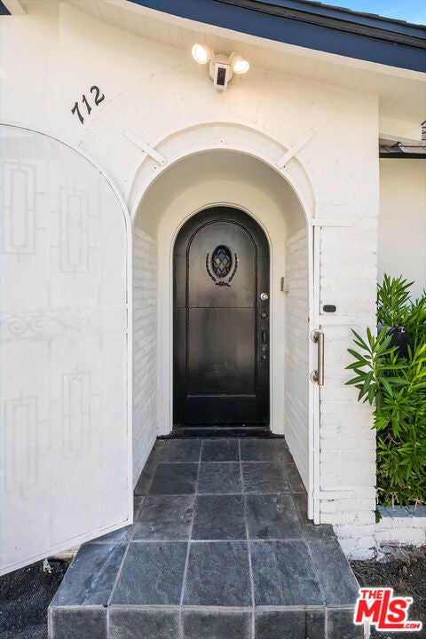 712 S Citrus Avenue