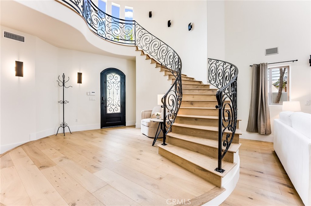 Properties 1 23123 Oxnard Street