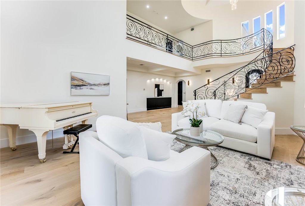 Properties 4 23123 Oxnard Street