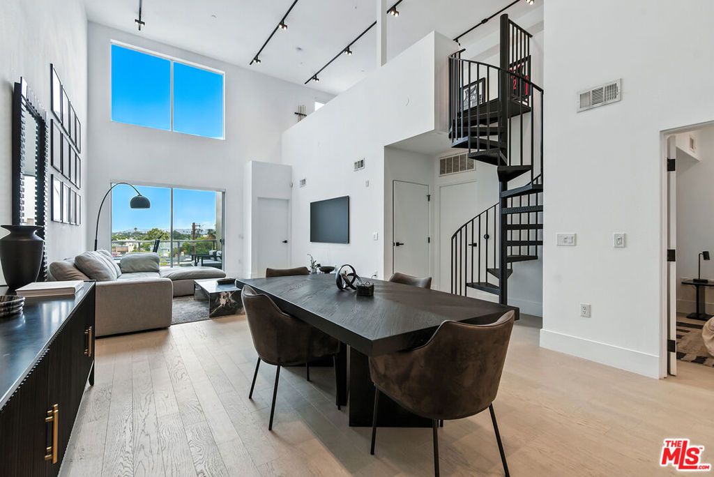 Photo of 4211 Redwood Avenue #402, Los Angeles, CA 90066 (MLS # 25615301)