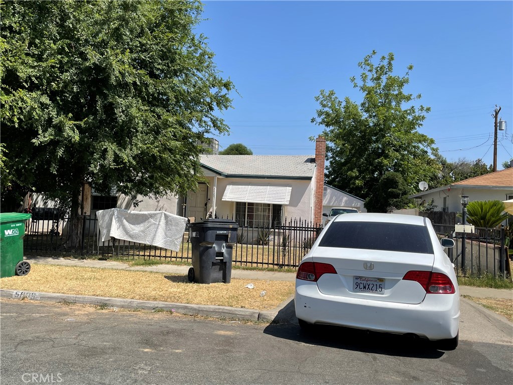 If you want a chance to get into a home on the cheap, to either live in or flip, this is it. At
$275,000, this home has 3 bedrooms, 1 bath, has a nice living room with eating area and has real good
bones under all the soil and grime. It is a pretty simple fix with new paint, flooring, kitchen and bath
package, but $75,000 behind supporting comps at $350,000. The seller says you can pick it up today for
$275,000, priced to sell fast, and not a penny less. So if you are looking to build a chuck of value In a
home with some sweat equity, do not delay because this is the project you have been dreaming of.
Simple, easy and quick. Please, cash or conventional purchasers only.