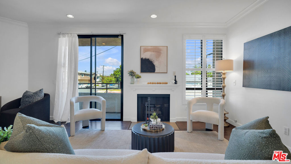 13920 Moorpark Street 106