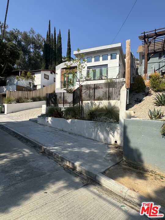 3850 Glenalbyn Drive