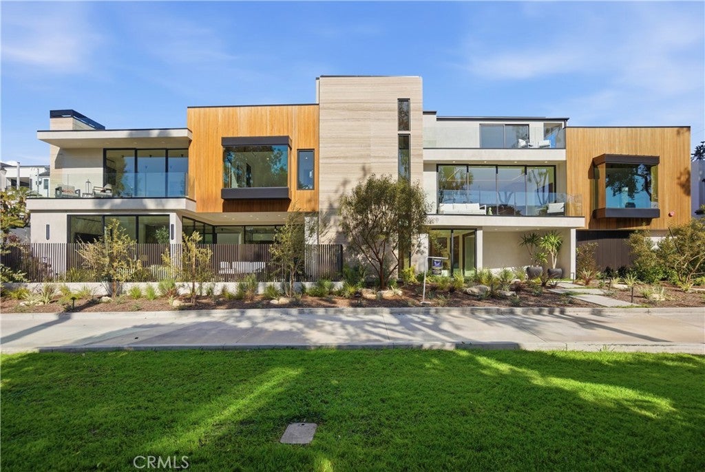 Photo of 400 Heliotrope Ave, Corona Del Mar, CA 92625 (MLS # OC26222950)