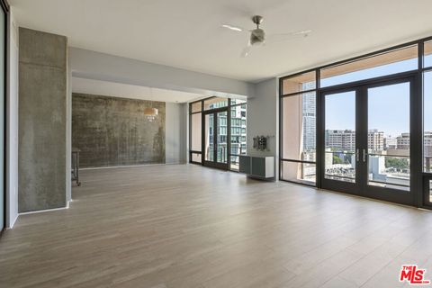 Photo of 1111 S Grand Avenue #1211, Los Angeles, CA 90015 (MLS # 26669917)