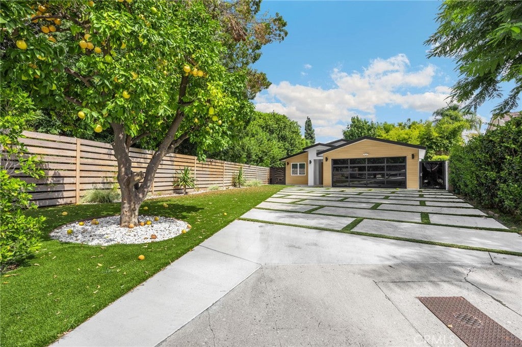 Photo of 4656 Greenbush AVE, Sherman Oaks, CA 91423 (MLS # PW26186224)