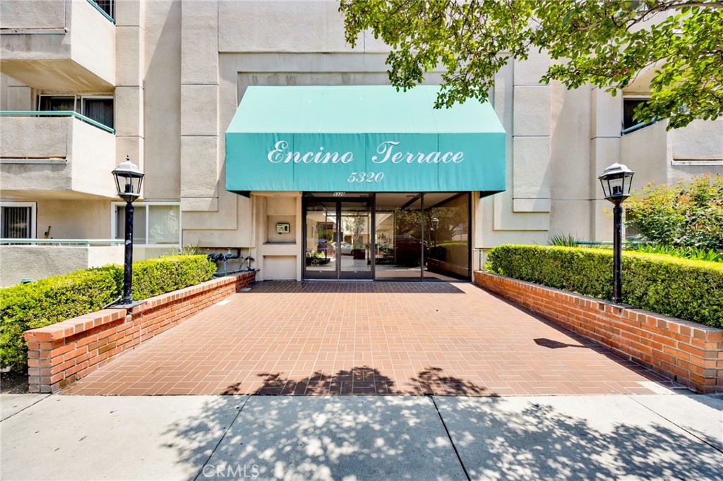 Welcome to Encino Towers – a charming and beautifully maintained community in the heart of Encino.
This bright and spacious 1-bedroom, 1-bathroom condo offers comfort, style, and convenience in a prime location. The open-concept living room showcases glossy tile flooring, crown molding, and ample natural light. A cozy dining area flows seamlessly into the newly renovated galley-style kitchen, which features stainless steel appliances, granite countertops, and generous cabinet space.
*The inviting bedroom includes laminate flooring, a mirrored built-in closet, and direct access to the full bathroom. Located in a controlled-access building, residents enjoy a peaceful courtyard and a gated community pool.
*Ideally situated near popular destinations such as Trader Joe’s, Gleason’s, HomeGoods, BevMo, Petco, and a variety of local restaurants and shops—this is a perfect opportunity to experience the best of Encino living.
