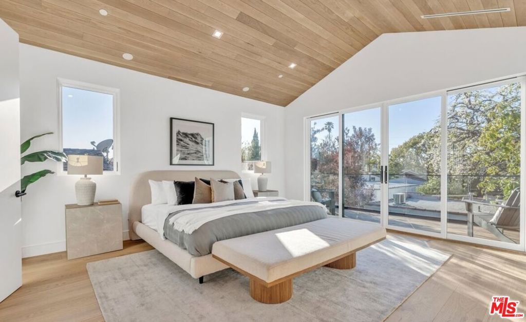 Photo of 2040 Glencoe Avenue, Venice, CA 90291 (MLS # 25576683)