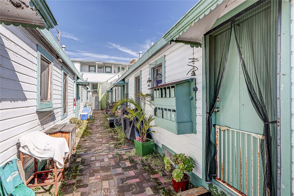 712 Manhattan Avenue