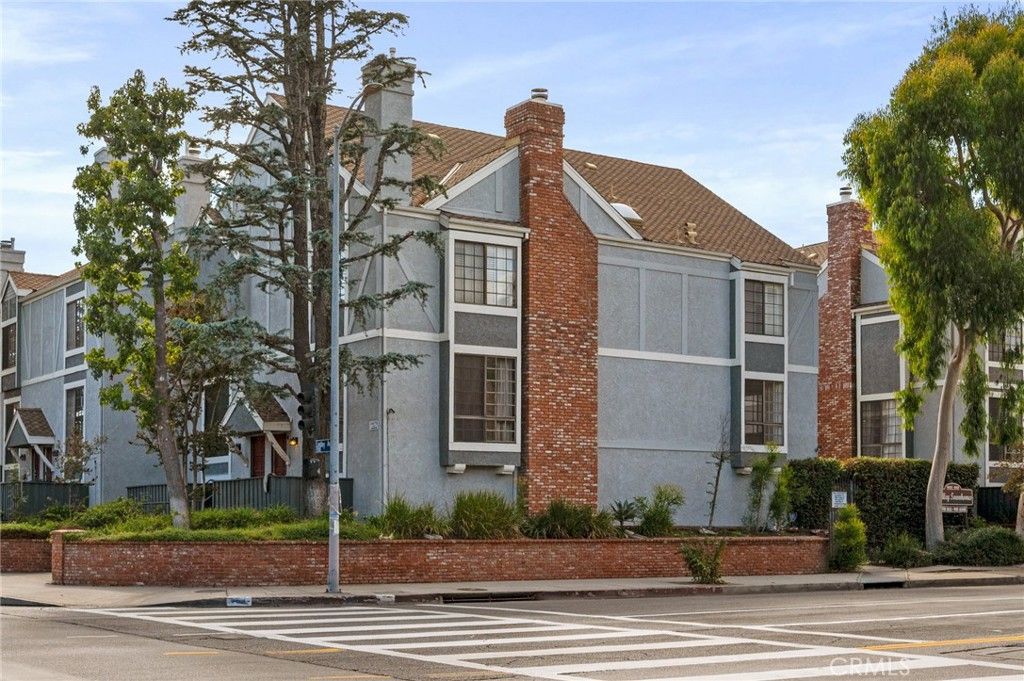 Photo of 18100 Burbank Blvd #14, Tarzana, CA 91356 (MLS # SB25245645)