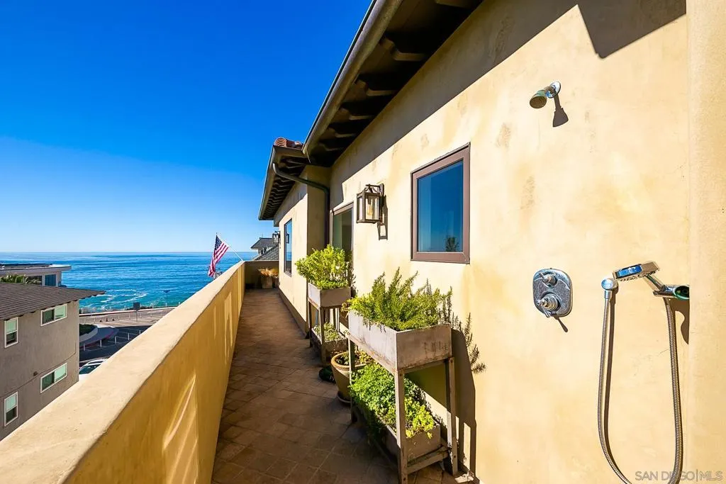 La Jolla, California 92037, United States, 3 Bedrooms Bedrooms, ,4 BathroomsBathrooms,Residential,Active,177721