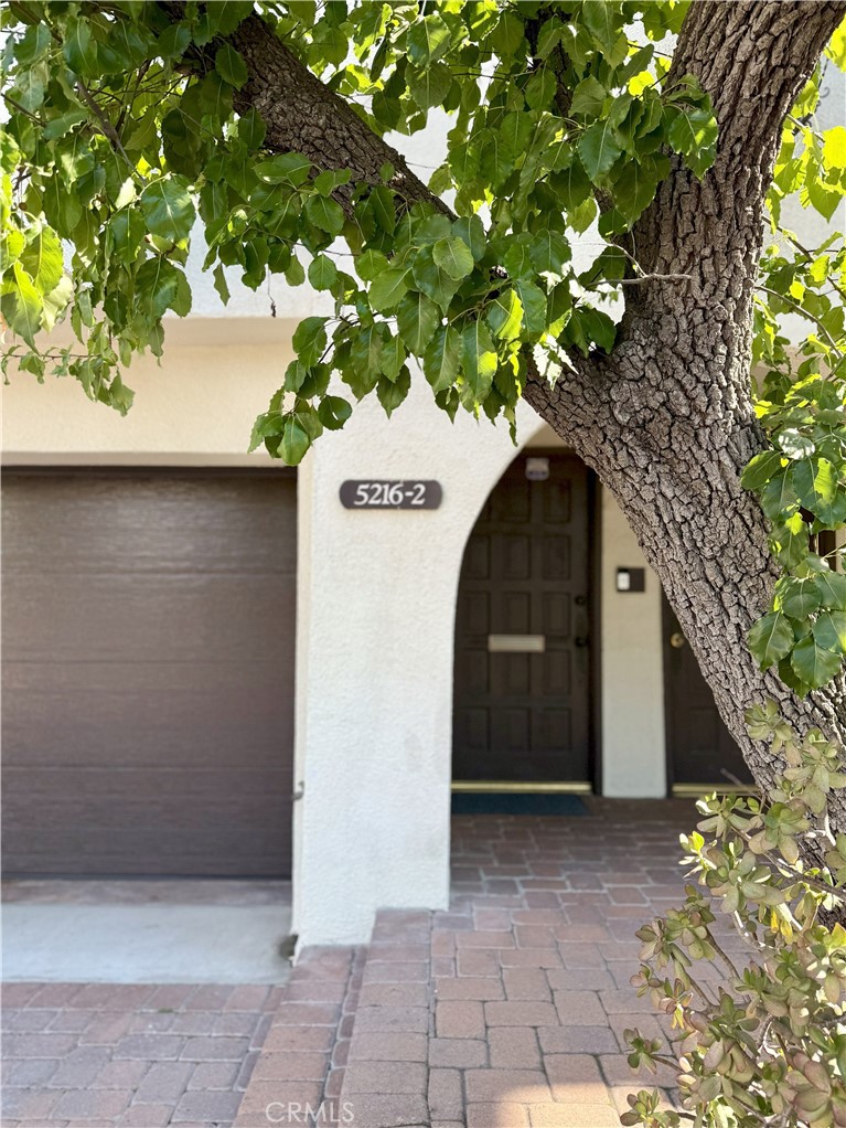 Modern Townhome in Villa Espana of Encino!
This spacious home features elegant hardwood floors and recessed lighting throughout, creating a modern and inviting atmosphere.
The living room boasts soaring ceilings and a stunning marble-tiled gas fireplace, offering the perfect space to relax or entertain. A second fireplace in the primary suite adds warmth and sophistication. French doors lead to a tastefully remodeled en-suite bathroom, complete with a walk-in closet. The primary bedroom also enjoys a private entrance to an additional balcony with serene panoramic hillside views.
The fully remodeled kitchen is a chef’s dream, showcasing modern ceramic tile flooring, granite countertops, a glass mosaic backsplash, and a large pantry. Adjacent to the kitchen, the dining area provides seamless access for entertaining and serving.
Enjoy indoor-outdoor living with a spacious patio off the living room and the convenience of an attached two-car garage with a washer and dryer.
Community amenities include a large recreation room, sparkling pool, relaxing spa, sauna, and ample guest parking. This home is the perfect blend of comfort, style, and convenience in one of Encino’s most sought-after communities.