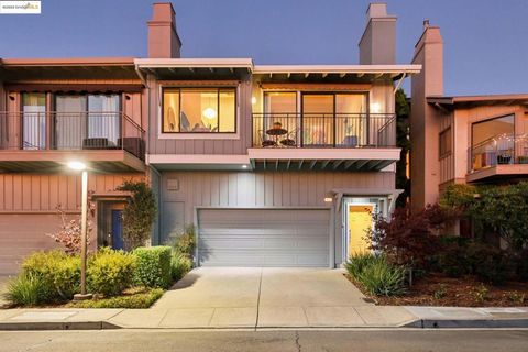 Photo of 105 Starview Ct Ct, Oakland, CA 94618 (MLS # 41116773)