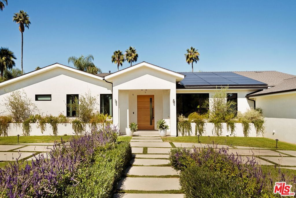 Photo of 19739 Henshaw Street, Woodland Hills, CA 91364 (MLS # 25603539)