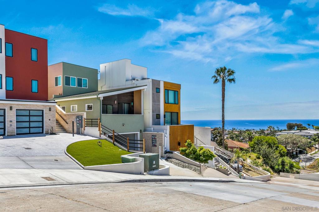 1243  1245 Van Nuys St