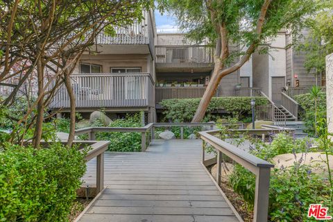 Photo of 18316 Hatteras Street #21, Tarzana, CA 91356 (MLS # 26730443)