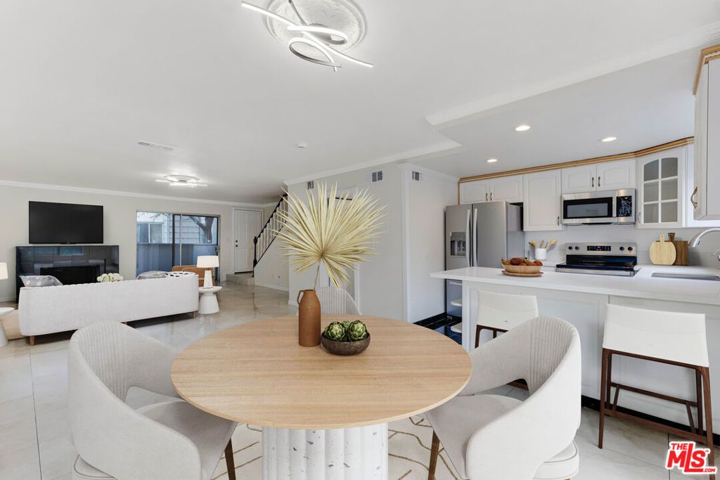 Photo of 18316 Hatteras Street #21, Tarzana, CA 91356 (MLS # 26730443)