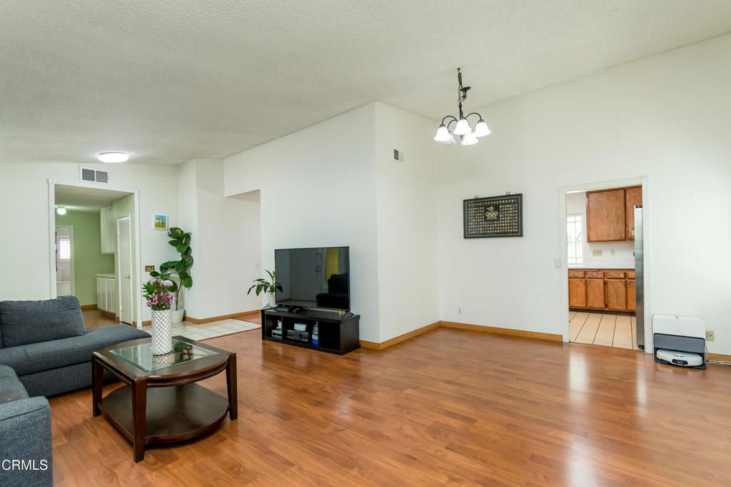 listing image 130726663432114894701