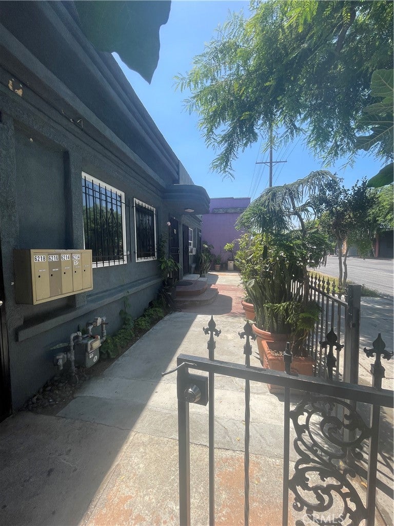 6214 S Western