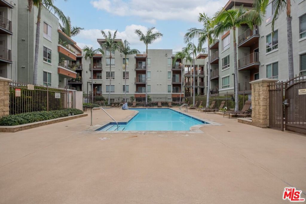 100 S Alameda Street 142