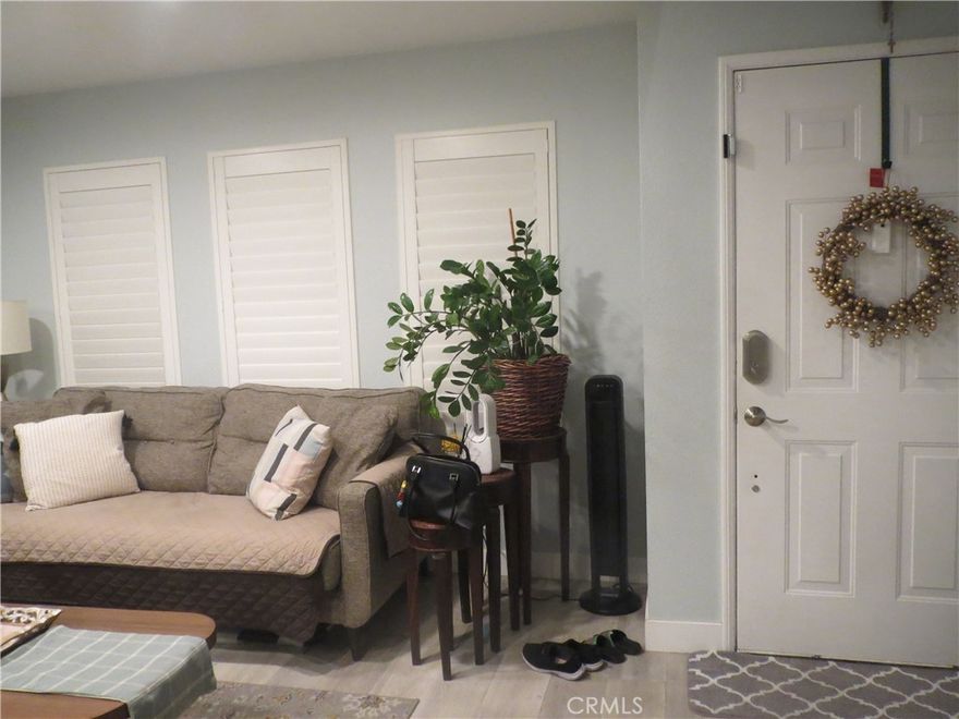 Very nice and Convenient location close to Down town Anaheim. A Beautiful Condominium complex located close to the school and shopping centers and Down Town Disly land.