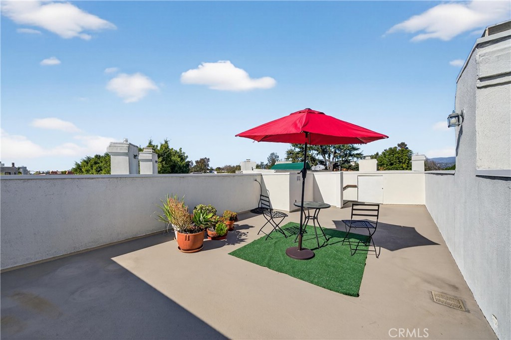 4464 Moorpark 104