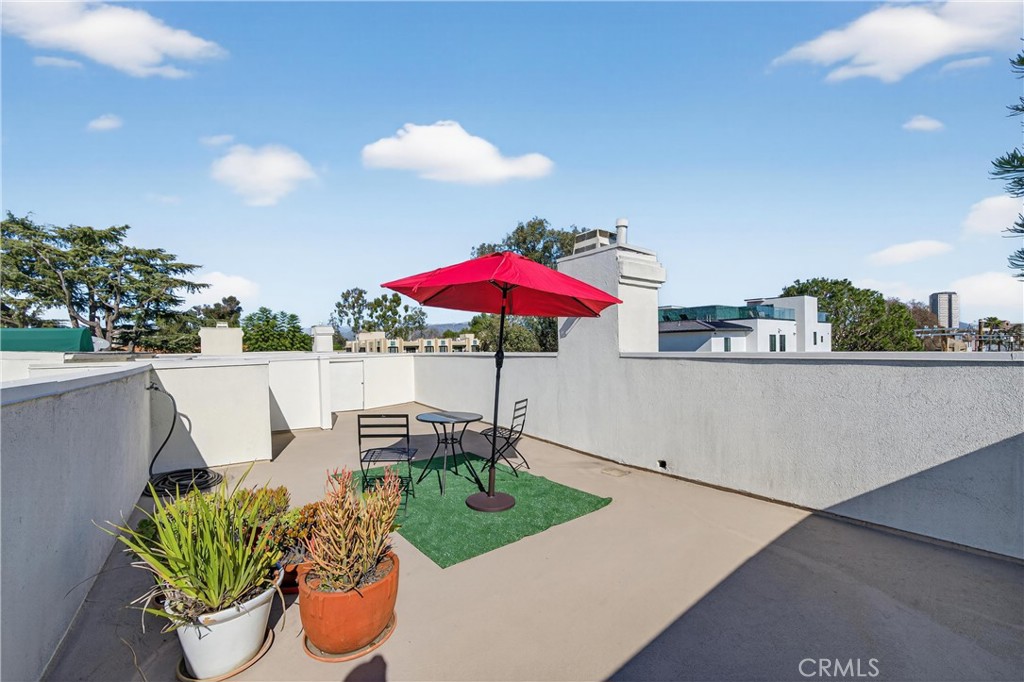 4464 Moorpark 104