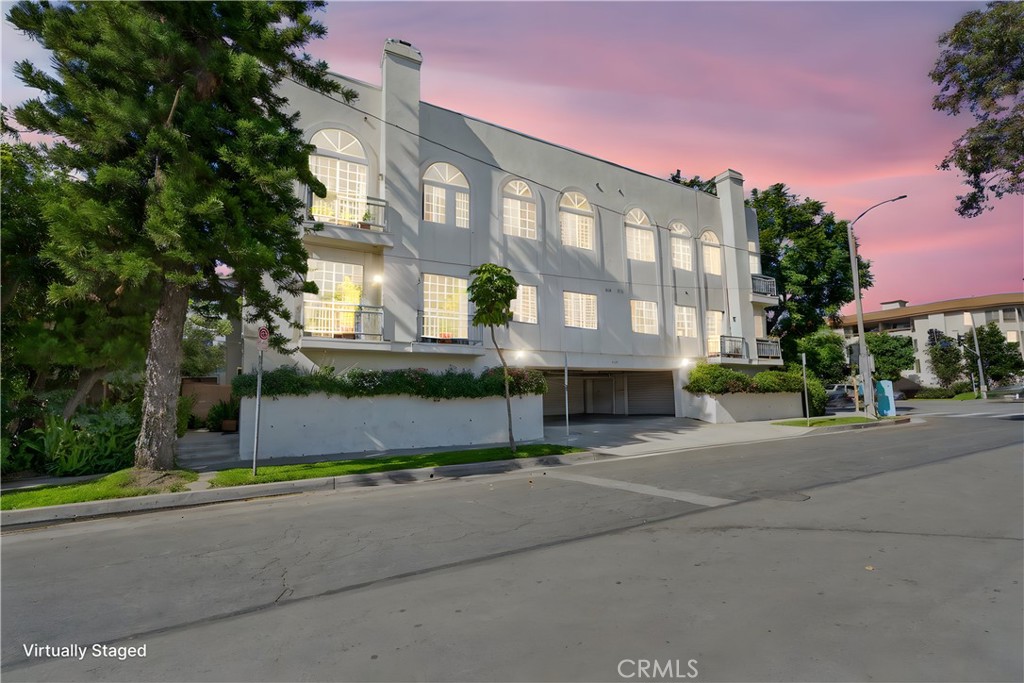 4464 Moorpark 104