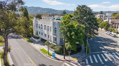 Photo of 4464 Moorpark Way #104, Toluca Lake, CA 91602 (MLS # CV25268498)