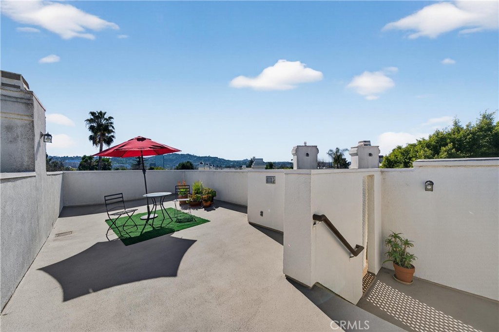 4464 Moorpark 104