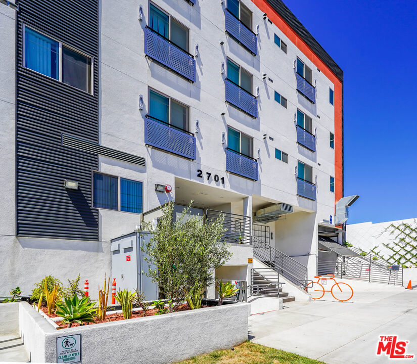 This beautiful modern building (was built in 2020) is located in Koreatown, just minutes from LA Downtown, USC 10-15 min, Freeway 10,110, and 5 10-15 min. With walking distance to "Zion Market" and many restaurants and shops. All units are air-conditioned, pet-friendly, and fully equipped with pass-through kitchens, and an in-unit washer/dryer. MOVE-IN SPECIALS!