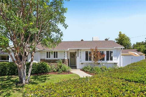 Photo of 16729 Archwood ST, Lake Balboa, CA 91406 (MLS # SR26101084)