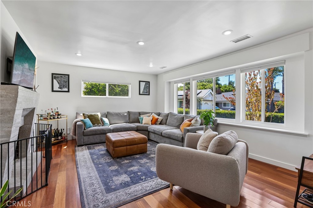 16729 Archwood