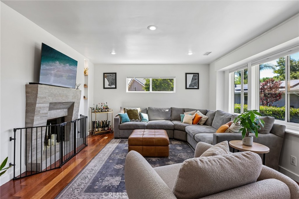 16729 Archwood